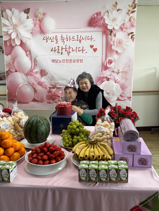 어르신들 생신잔치하는 모습