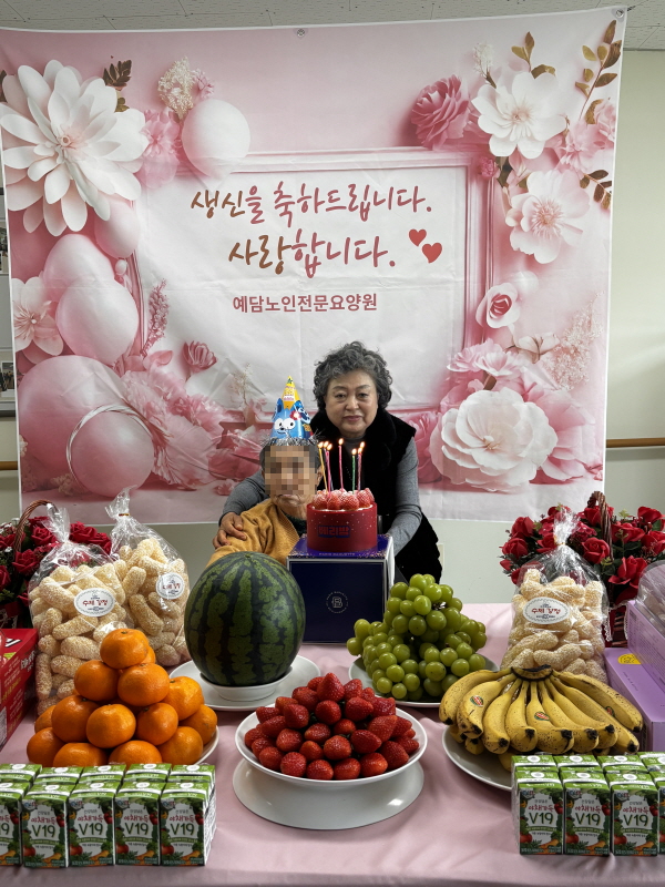 어르신들 생신잔치하는 모습