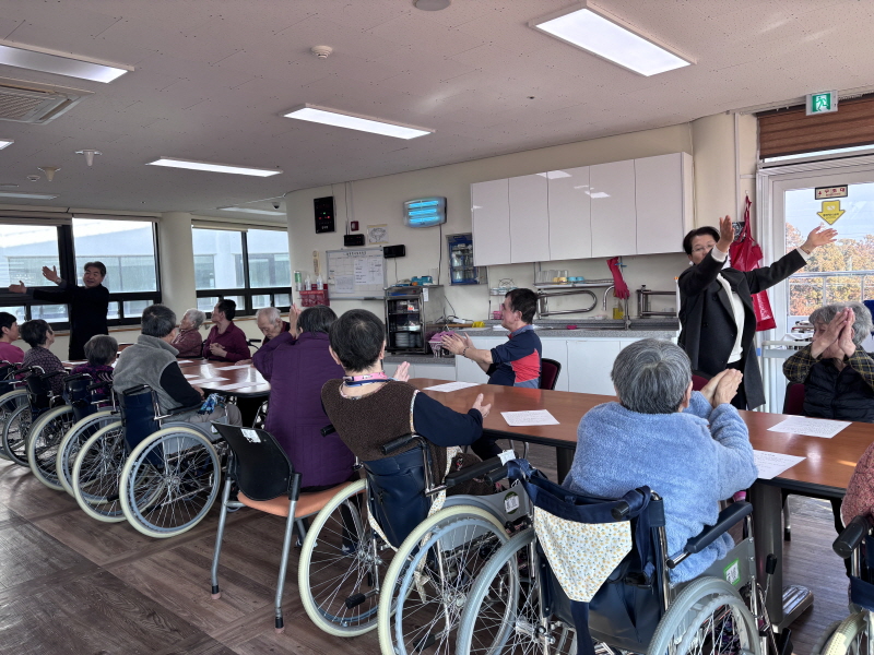 어르신 예배드리는 모습