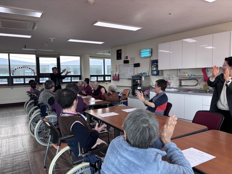 어르신 예배드리는 모습