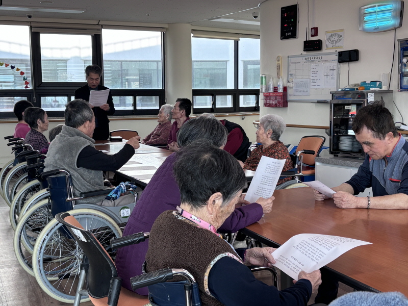 어르신 예배드리는 모습