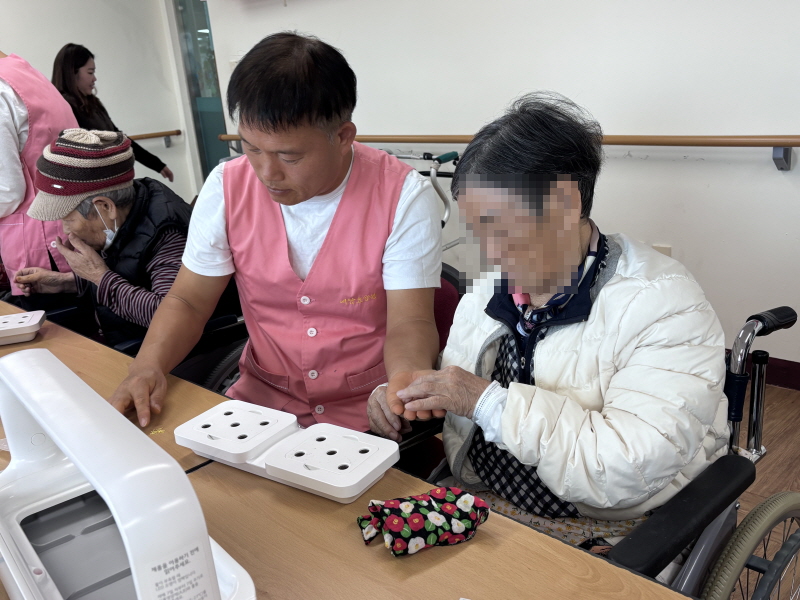 어르신들이 식물재배기에 씨앗심는 모습