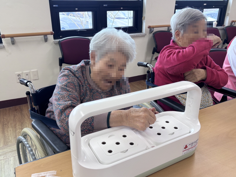 어르신들이 식물재배기에 씨앗심는 모습