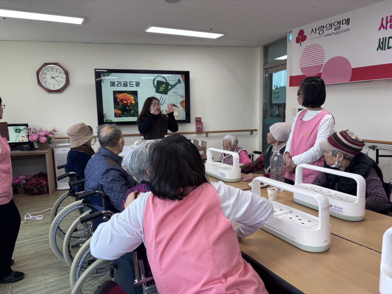 어르신들이 수경재배 설명듣는 모습