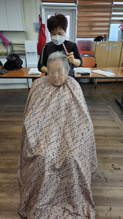 어르신 이미용하시는 모습