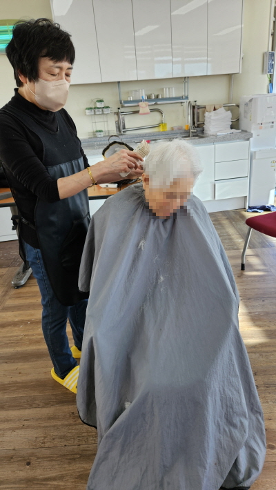 어르신 이미용하시는 모습