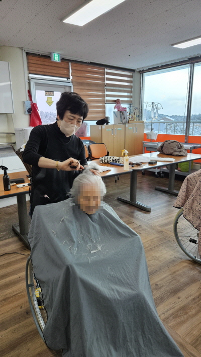 어르신 이미용하시는 모습