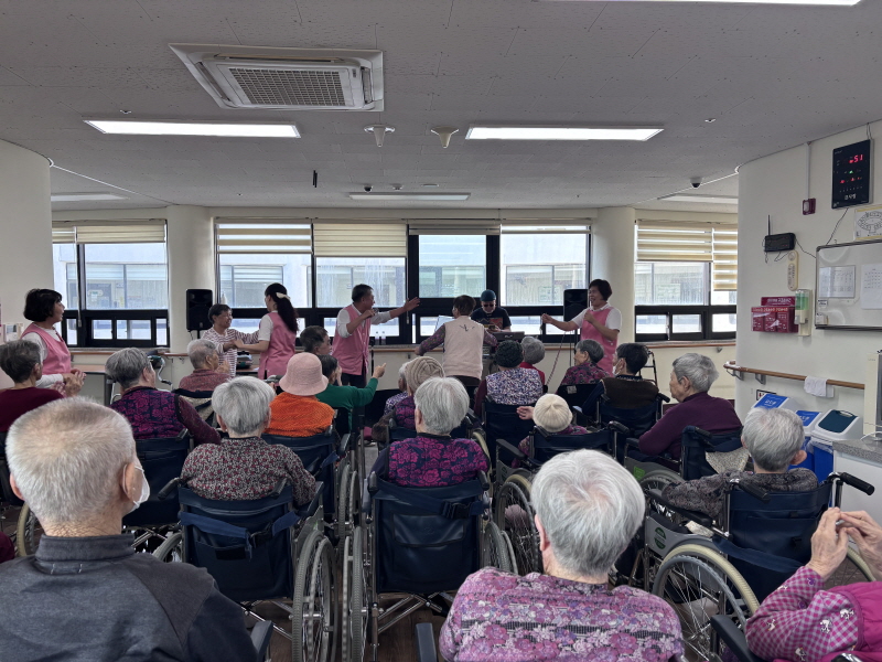 색소폰 공연에 참석하신 어르신들 모습