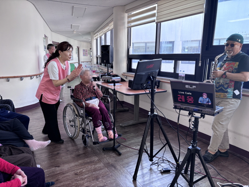 색소폰 공연에 참석하신 어르신들 모습