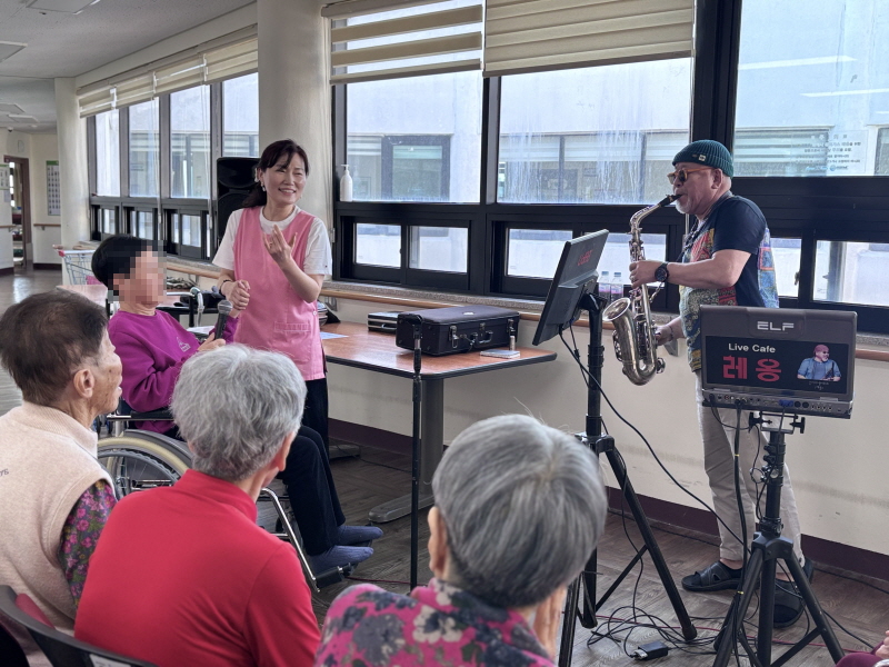 색소폰 공연에 참석하신 어르신들 모습
