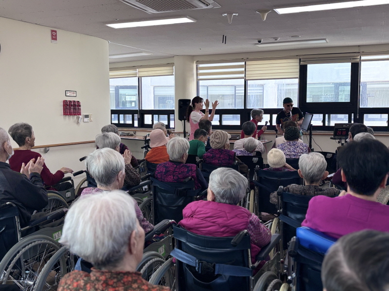 색소폰 공연에 참석하신 어르신들 모습