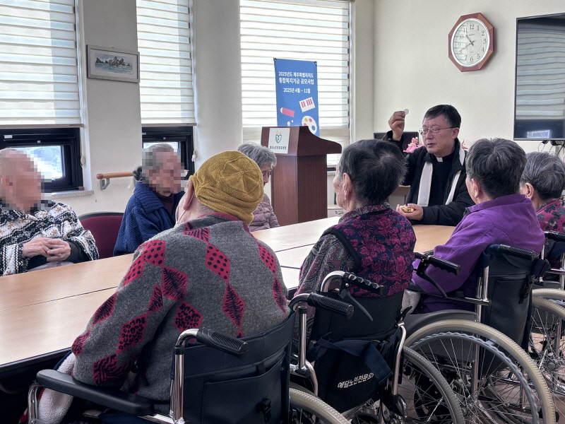 미사 드리는 어르신들 모습