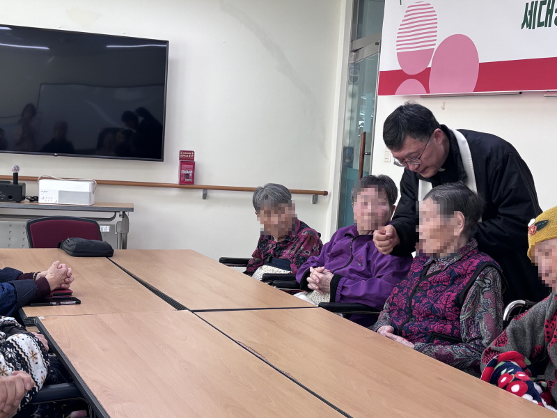 미사 드리는 어르신들 모습