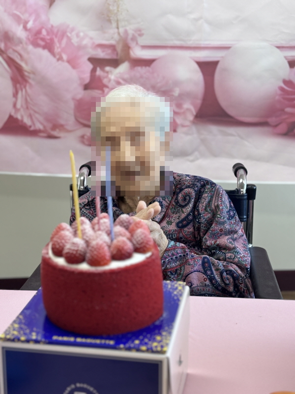 어르신들 생신잔치하는 모습