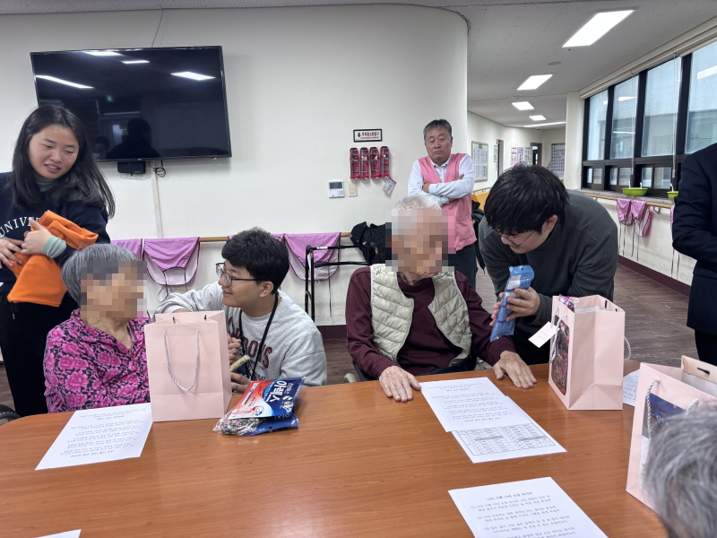 어르신들이 청년회와 대화나누는 모습