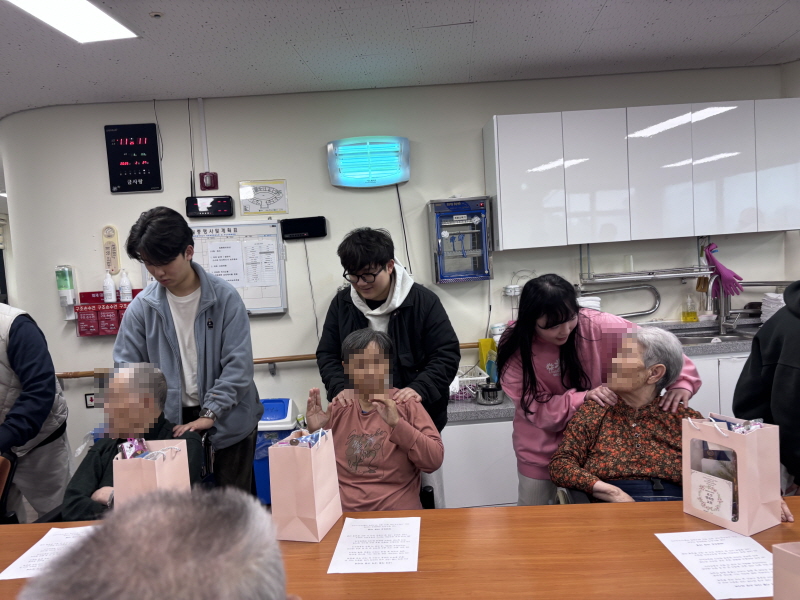 어르신들 안마해드리며 대화나누는 모습