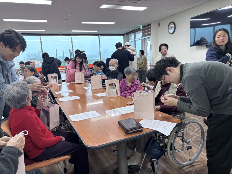 청년회에서 어르신들에게 선물 나눠주는 모습