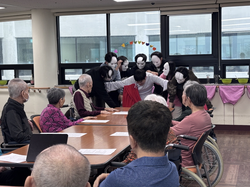 청년회에서 준비한 연극 보는 어르신들