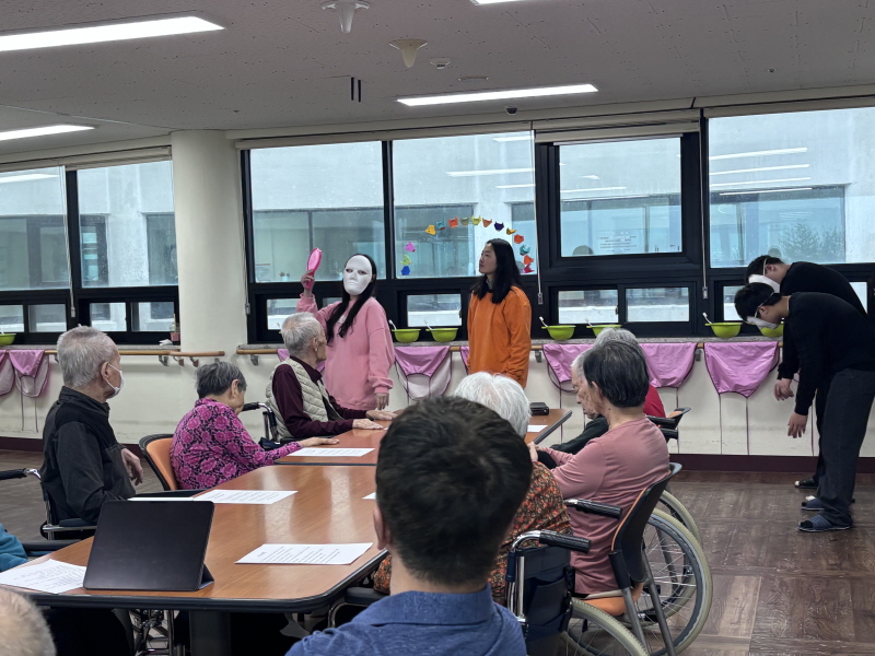 청년회에서 준비한 연극 보는 어르신들