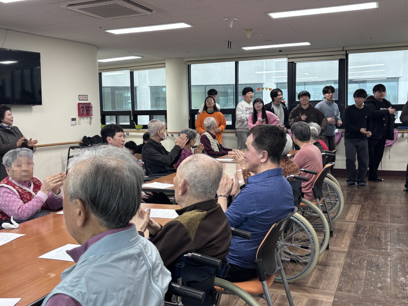 청년회 찬양하는 모습