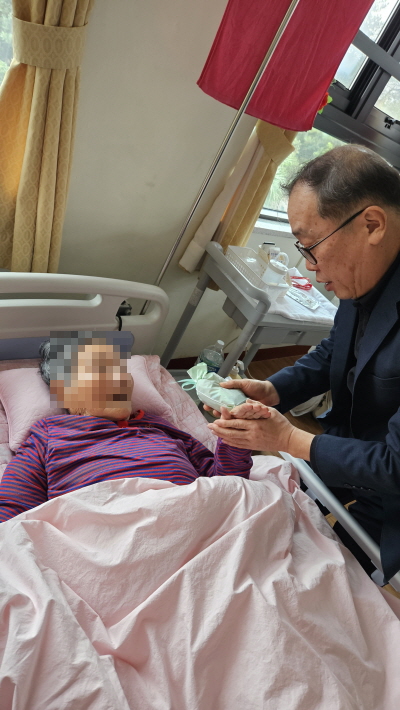 정월대보름 부럼을 어르신들에게 나눠주는 모습