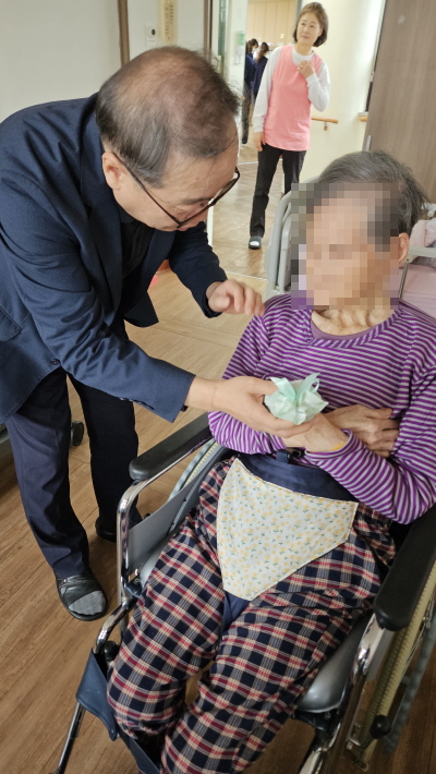 정월대보름 부럼을 어르신들에게 나눠주는 모습