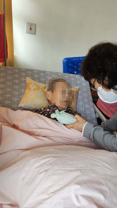 정월대보름 부럼을 어르신들에게 나눠주는 모습