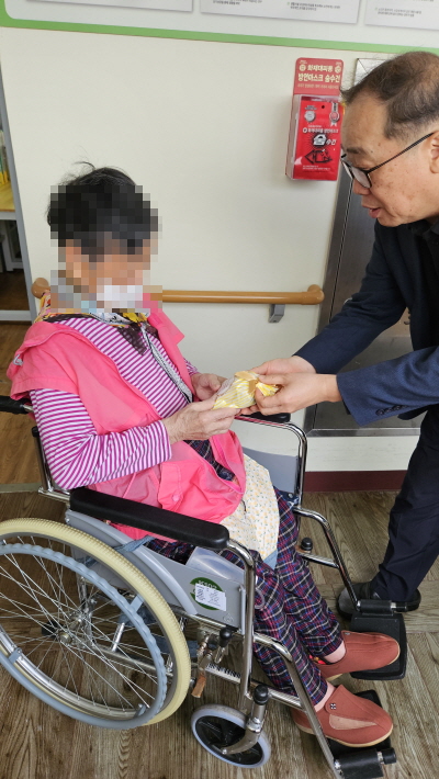 정월대보름 부럼을 어르신들에게 나눠주는 모습