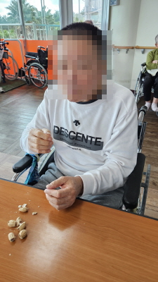 정월대보름 부럼깨기하는 어르신들 모습