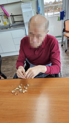 정월대보름 부럼깨기하는 어르신들 모습