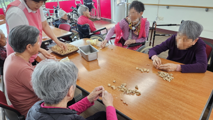 정월대보름 부럼깨기하는 어르신들 모습