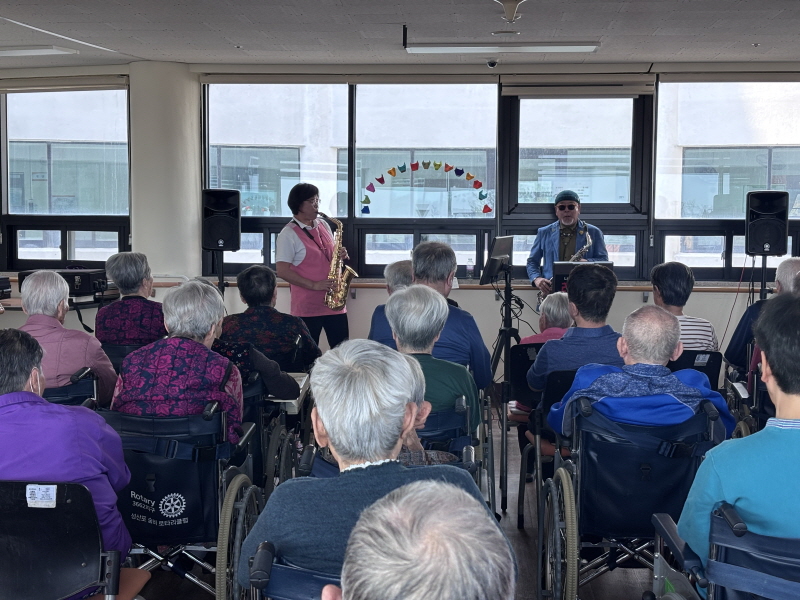 색소폰 연주 관람하는 어르신들 모습