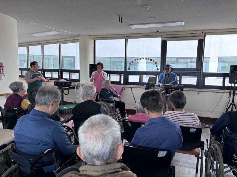 색소폰 공연 관람하는 어르신들 모습