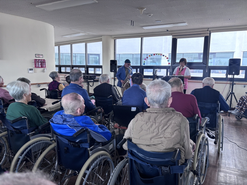 색소폰 공연 관람하는 어르신들 모습