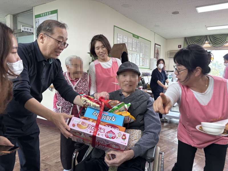  1등 과자선물세트에 당첨되신 어르신 모습