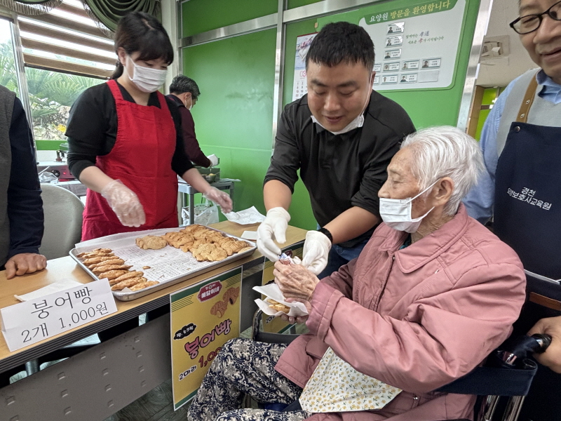 어르신이 붕어빵 사시는 모습