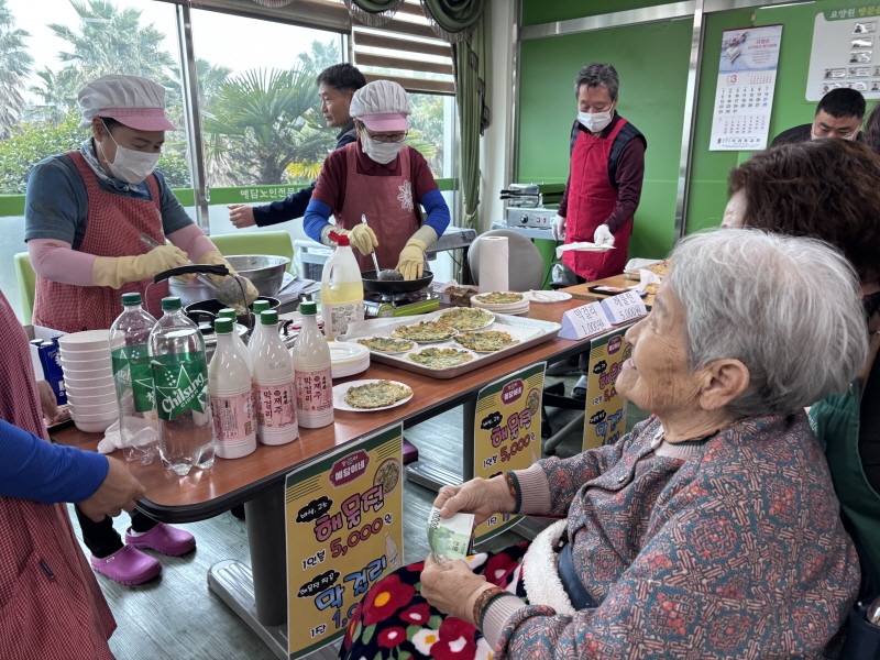 어르신이 해물전 사시는 모습