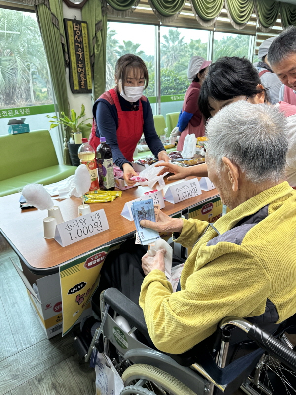 어르신이 과자 사는 모습
