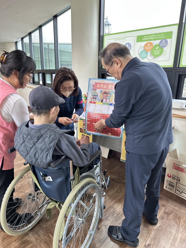 어르신이 뽑기하시는 모습