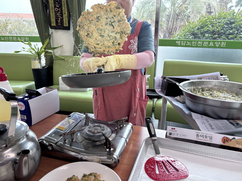 해물전 뒤집는 모습