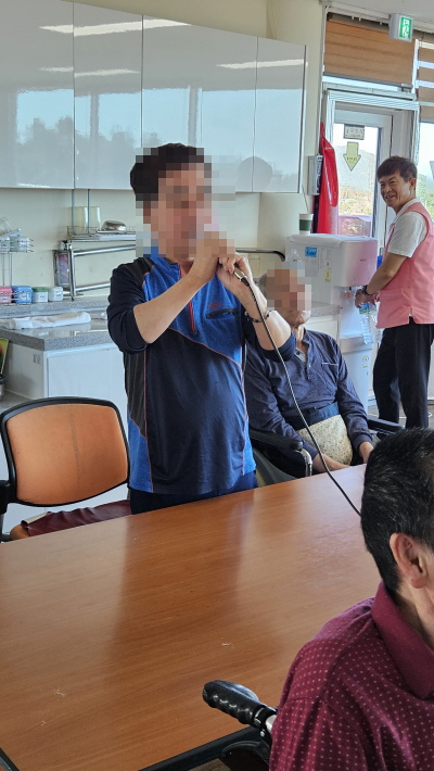 어르신들 노래 부르는 모습