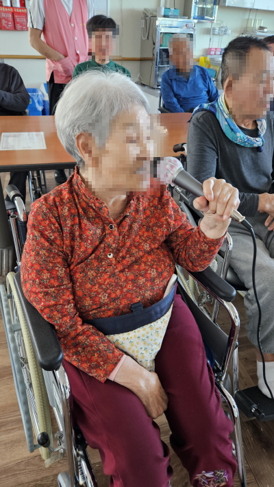 어르신들 노래부르는 모습