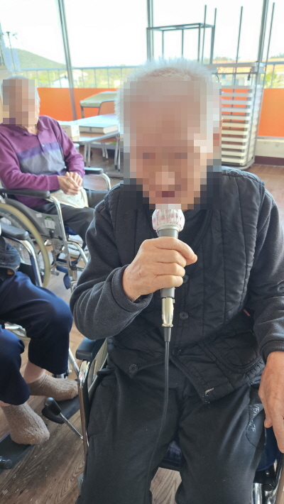 어르신들 노래 부르는 모습