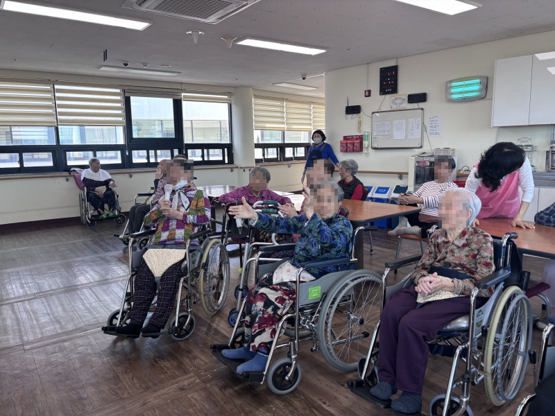 어르신들 노래 부르는 모습