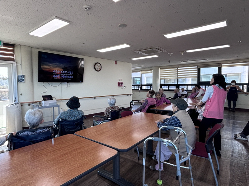 어르신들 노래 부르는 모습