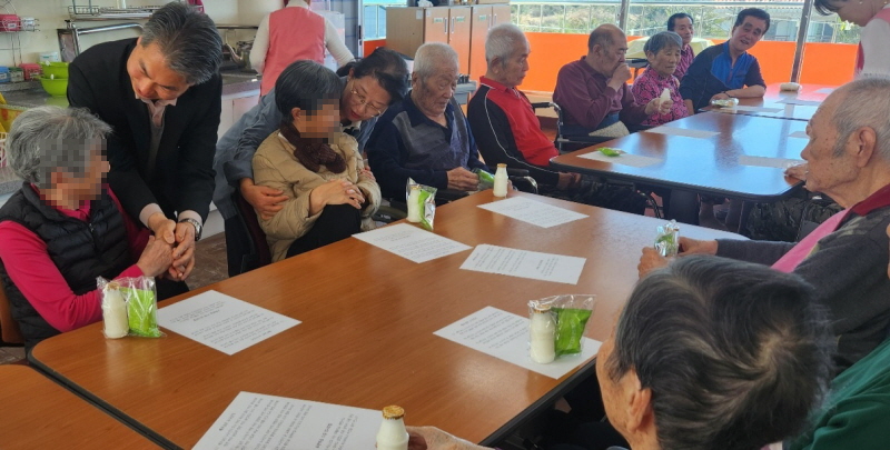 예배 후 어르신들 간식 나눠드리는 모습