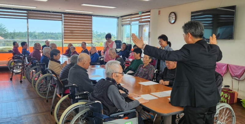 어르신들 예배드리는 모습