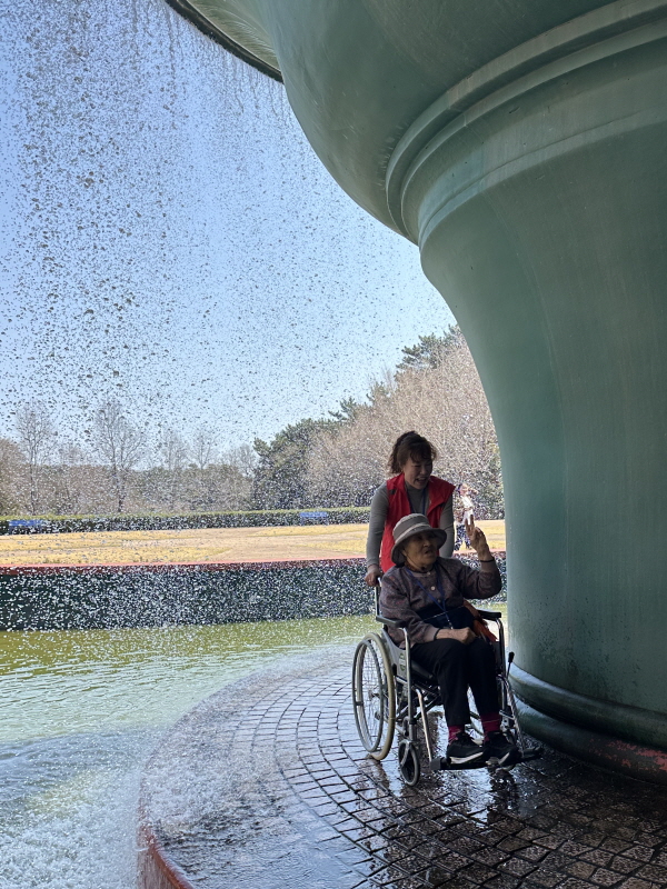 어르신들과 여미지식물원 관람하는 모습