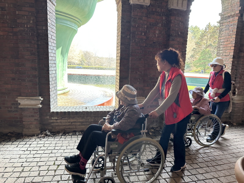 어르신들과 여미지식물원 관람하는 모습