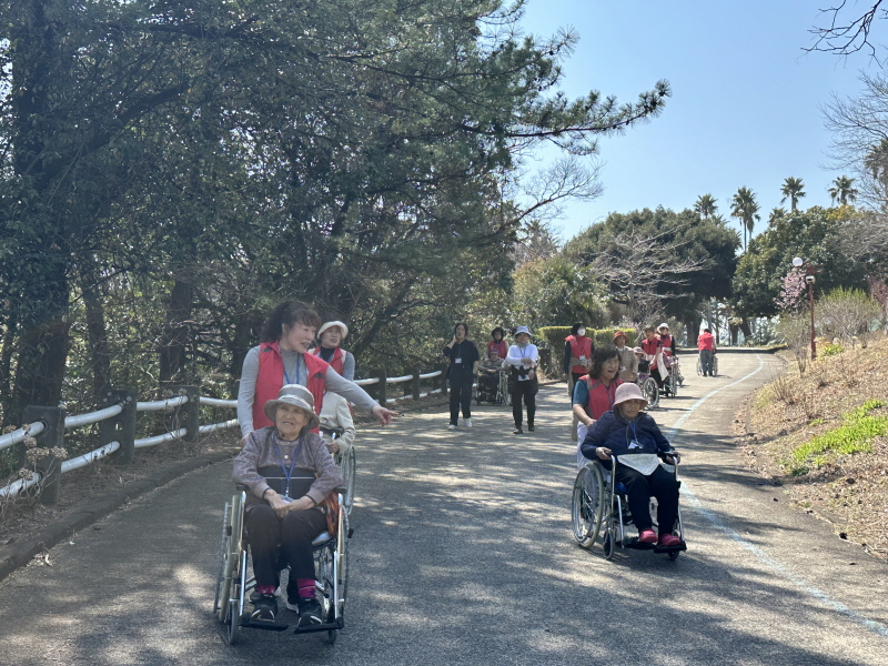 어르신들과 여미지식물원 관람하는 모습